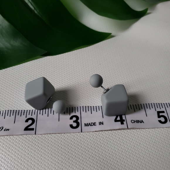 Double Sided Rubber Soft Square Earrings 2 in One - Picture 2 of 4